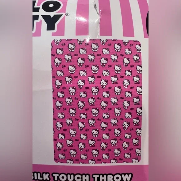 Brand New Hello Kitty Silk Touch Throw! 😻🎀❤️ - Picture 3 of 4